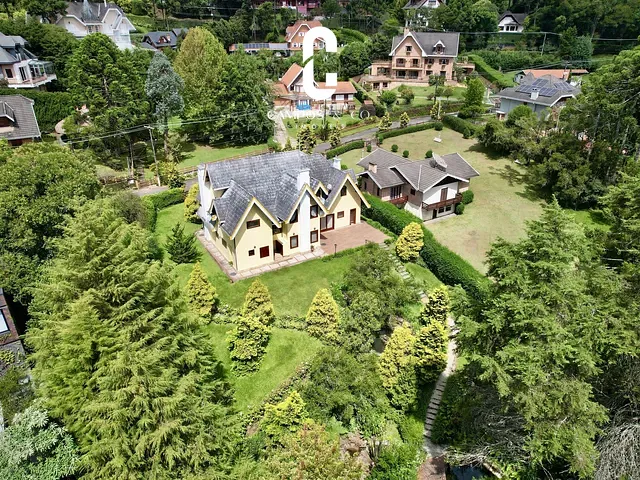 Casa com 1165m² 4 quartos e 6 banheiros, à venda ou para alugar, no bairro Jardim Véu da Noiva em Campos Do Jordão