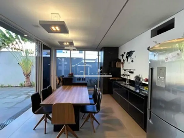 Casa 5 quartos e 6 banheiros, à venda, no bairro Granja Marileusa em Uberlândia