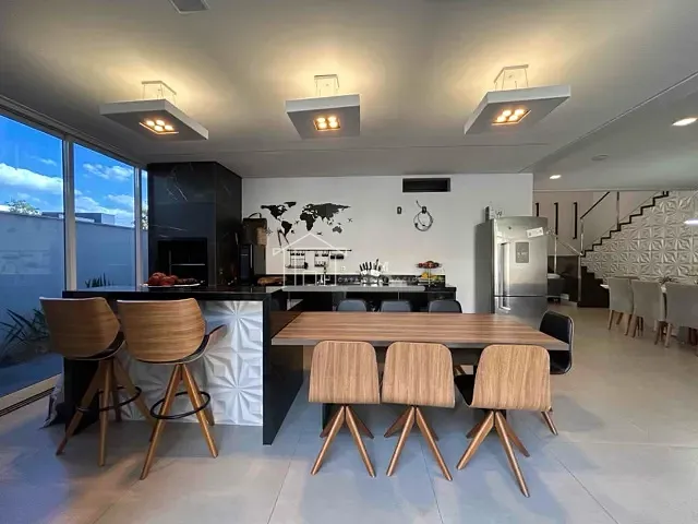 Casa 5 quartos e 6 banheiros, à venda, no bairro Granja Marileusa em Uberlândia
