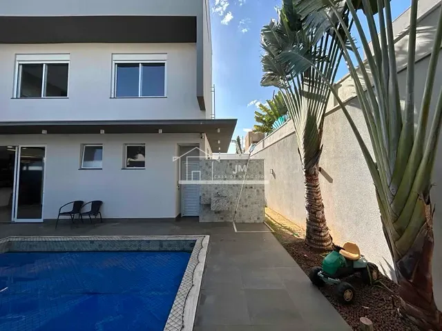 Casa 5 quartos e 6 banheiros, à venda, no bairro Granja Marileusa em Uberlândia
