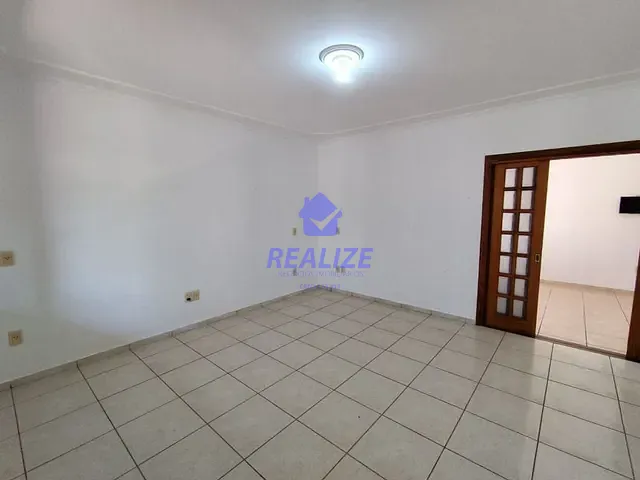 Casa com 360m² 3 quartos e 3 banheiros, à venda, no bairro Chácara Floresta em Botucatu