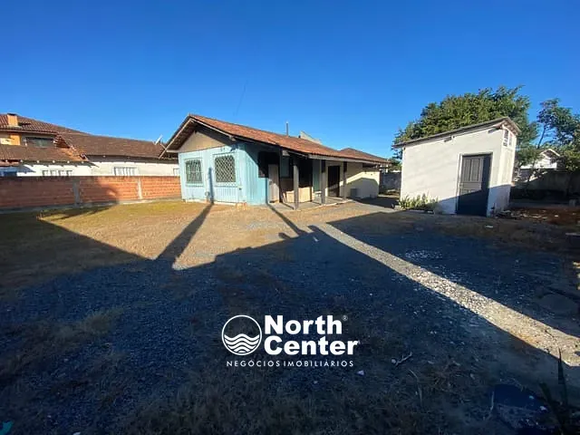 Casa com 400m² 3 quartos e 1 banheiro, à venda, no bairro Centro em Balneário Barra do Sul