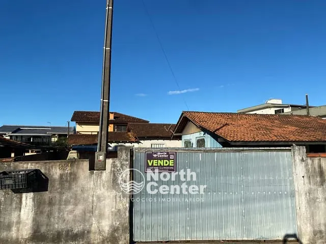 Casa com 400m² 3 quartos e 1 banheiro, à venda, no bairro Centro em Balneário Barra do Sul