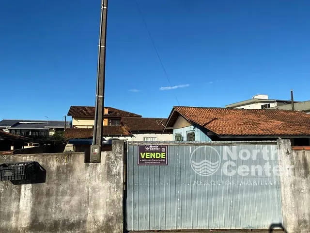 Casa com 400m² 3 quartos e 1 banheiro, à venda, no bairro Centro em Balneário Barra do Sul