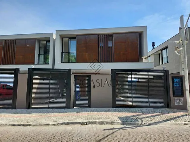 Casa 4 quartos e 4 banheiros, à venda, no bairro ITAPEMA em Itapema