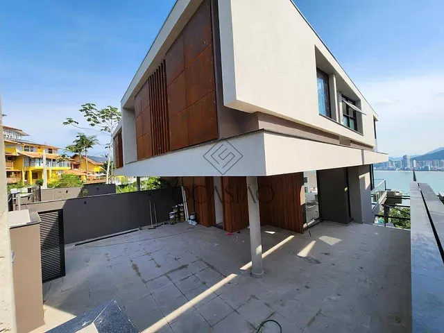 Casa 4 quartos e 4 banheiros, à venda, no bairro ITAPEMA em Itapema