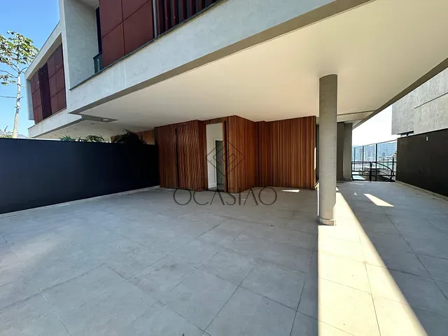 Casa 4 quartos e 4 banheiros, à venda, no bairro ITAPEMA em Itapema