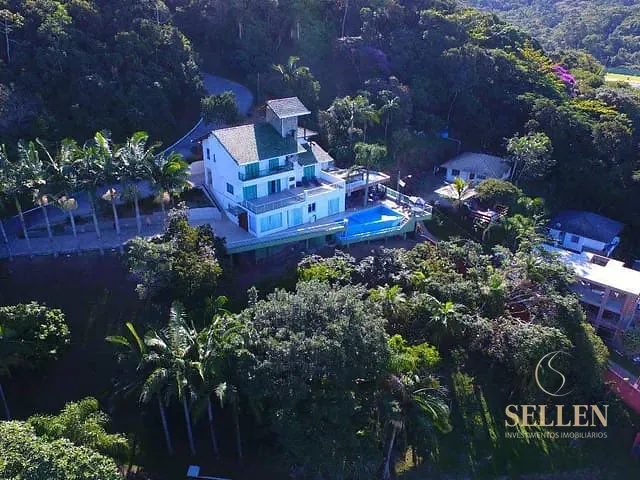 Casa com 426m² 5 quartos e 6 banheiros, para alugar, no bairro Praia do Estaleirinho em Balneário Camboriú