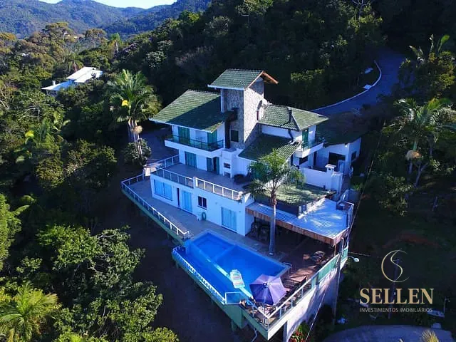 Casa com 426m² 5 quartos e 6 banheiros, para alugar, no bairro Praia do Estaleirinho em Balneário Camboriú