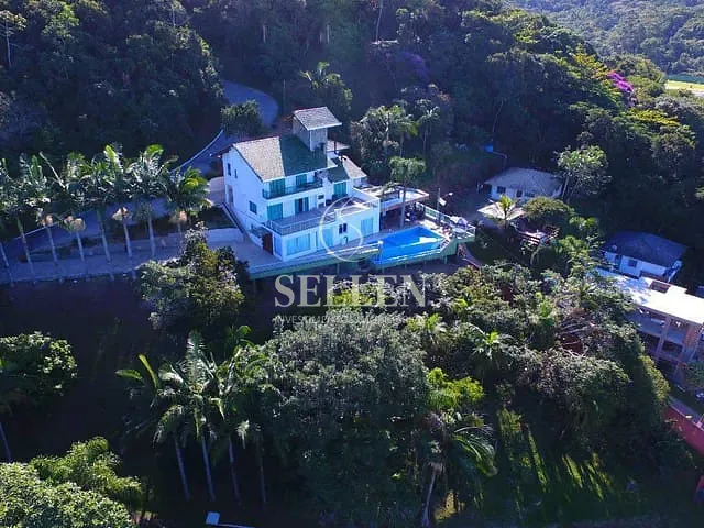 Casa com 426m² 5 quartos e 6 banheiros, para alugar, no bairro Praia do Estaleirinho em Balneário Camboriú