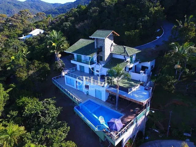 Casa com 426m² 5 quartos e 6 banheiros, para alugar, no bairro Praia do Estaleirinho em Balneário Camboriú