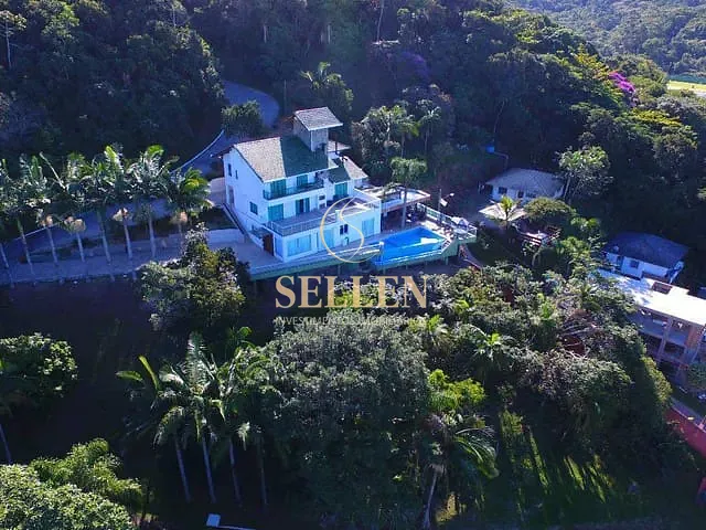 Casa com 426m² 5 quartos e 6 banheiros, para alugar, no bairro Praia do Estaleirinho em Balneário Camboriú