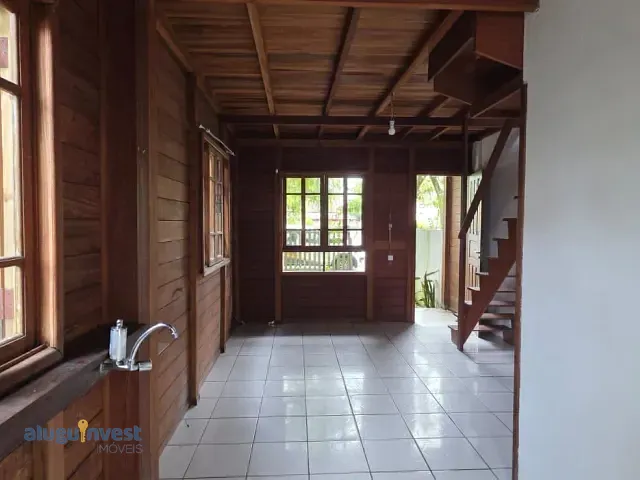 Casa com 60m² 1 quarto e 1 banheiro, para alugar, no bairro Barra da Lagoa em Florianópolis