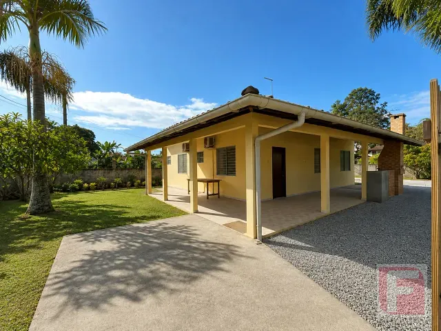 Casa 3 quartos e 2 banheiros, à venda, no bairro Centro em Itapoá