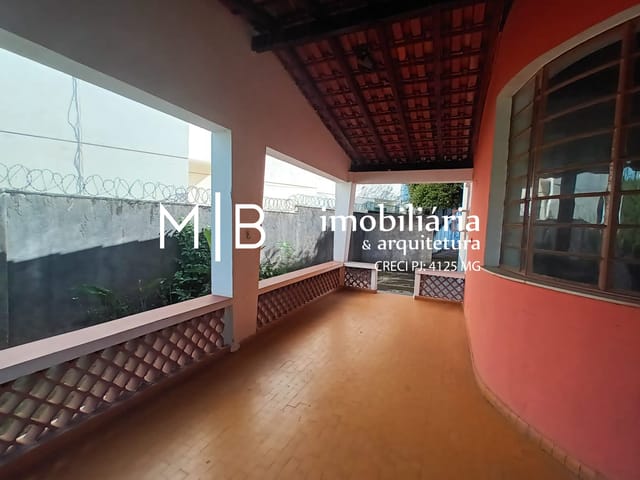 Casa com 918m² 4 quartos e 3 banheiros, à venda, no bairro CENTRO em CATAGUASES