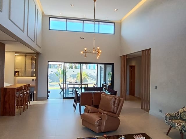Casa com 672m² 4 quartos e 5 banheiros, à venda, no bairro Jardim Tarobá em Cambé
