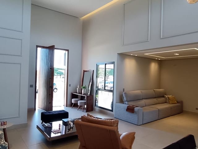 Casa com 672m² 4 quartos e 5 banheiros, à venda, no bairro Jardim Tarobá em Cambé