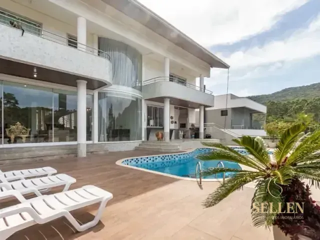 Casa 4 quartos e 5 banheiros, para alugar, no bairro Ariribá em Balneário Camboriú
