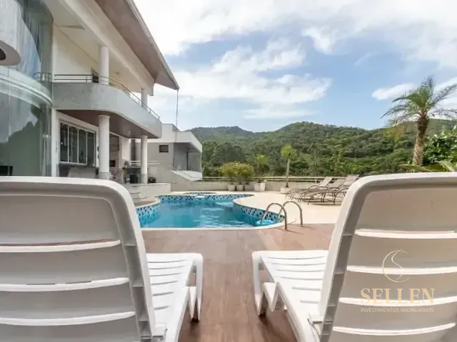 Casa 4 quartos e 5 banheiros, para alugar, no bairro Ariribá em Balneário Camboriú