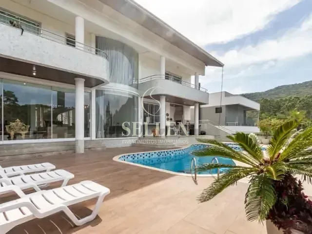 Casa 4 quartos e 5 banheiros, para alugar, no bairro Ariribá em Balneário Camboriú