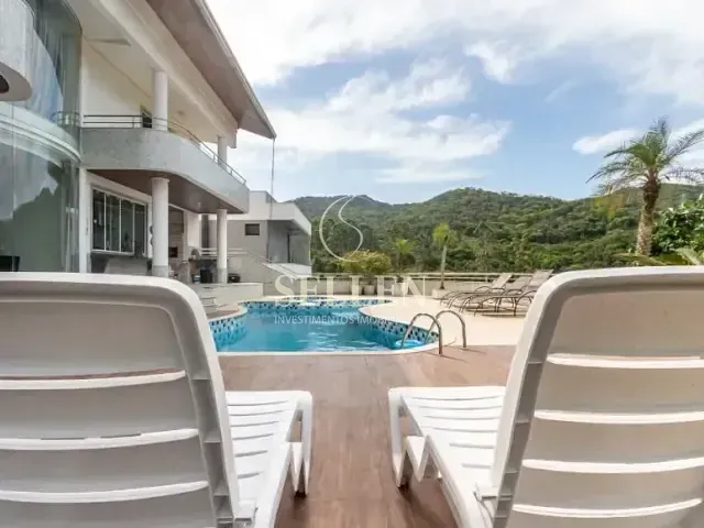 Casa 4 quartos e 5 banheiros, para alugar, no bairro Ariribá em Balneário Camboriú