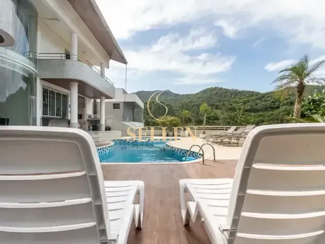 Casa 4 quartos e 5 banheiros, para alugar, no bairro Ariribá em Balneário Camboriú