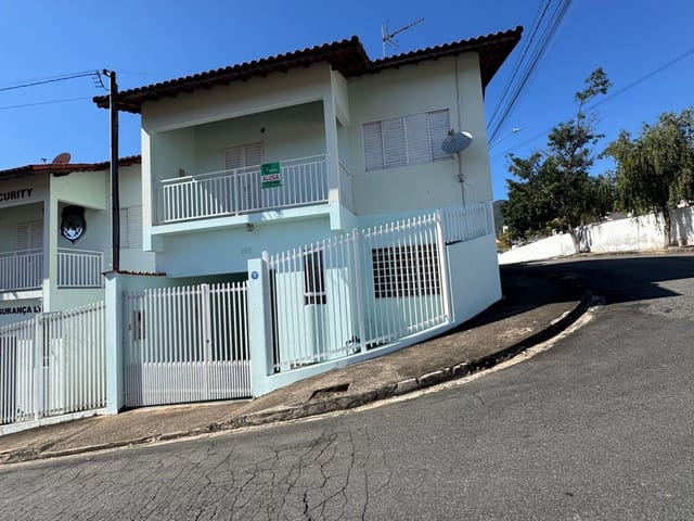 Casa 3 quartos e 1 banheiro, para alugar, no bairro Centro em Extrema
