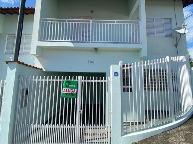 Casa 3 quartos e 1 banheiro, para alugar, no bairro Centro em Extrema