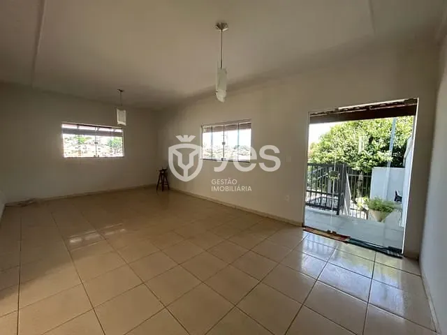 Casa com 300m² 4 quartos e 2 banheiros, à venda, no bairro Santo Antônio em Araxá