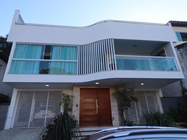 Casa 5 quartos e 5 banheiros, à venda, no bairro São Pedro em Juiz de Fora