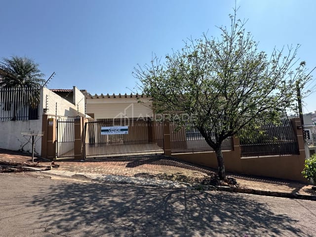 Casa com 658m² 3 quartos e 3 banheiros, à venda, no bairro Centro em Apucarana