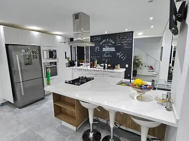 Casa com 500m² 3 quartos e 3 banheiros, à venda, no bairro Chácara Roselândia em Cotia