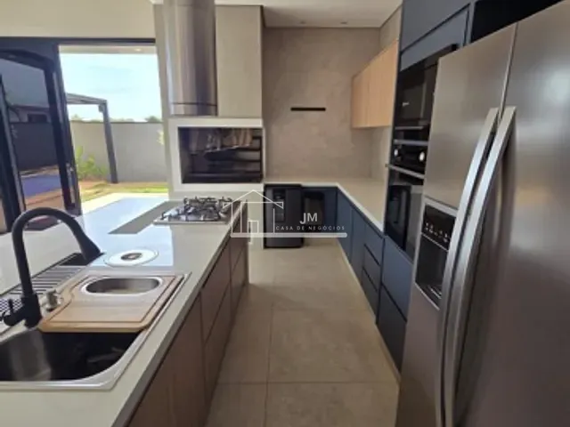 Casa 4 quartos e 4 banheiros, à venda, no bairro Granja Marileusa em Uberlândia