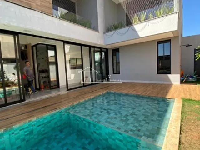 Casa 4 quartos e 4 banheiros, à venda, no bairro Granja Marileusa em Uberlândia
