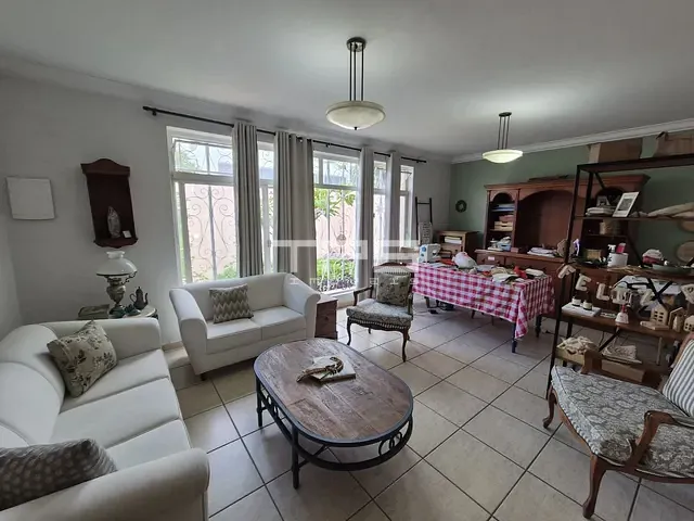 Casa com 300m² 3 quartos e 2 banheiros, à venda, no bairro Vila Paraíba em Guaratinguetá
