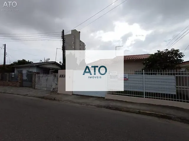 Casa com 700m², à venda, no bairro Centro em Tijucas