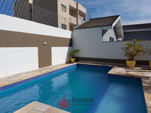Casa com 500m², à venda, no bairro Piracangaguá em Taubaté