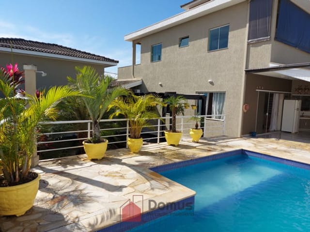 Casa com 500m², à venda, no bairro Piracangaguá em Taubaté