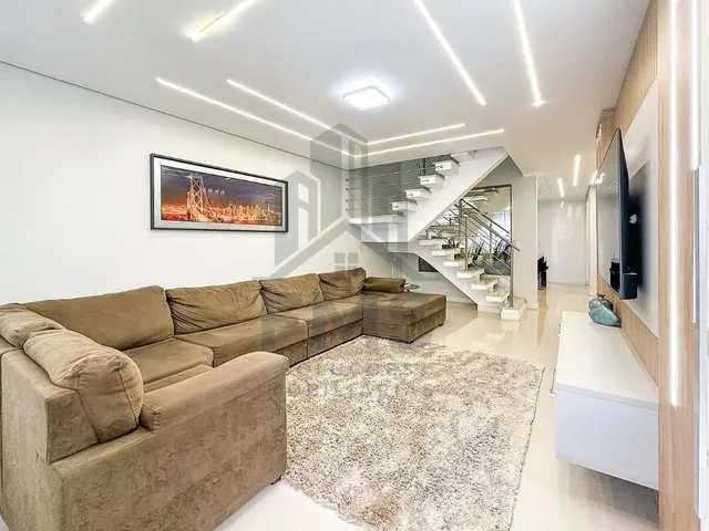 Casa com 272m² 3 quartos e 4 banheiros, à venda, no bairro Campo Comprido em Curitiba