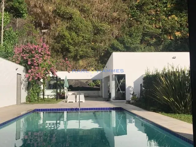Casa com 1000m² 4 quartos e 5 banheiros, à venda, no bairro Castelanea em Petrópolis