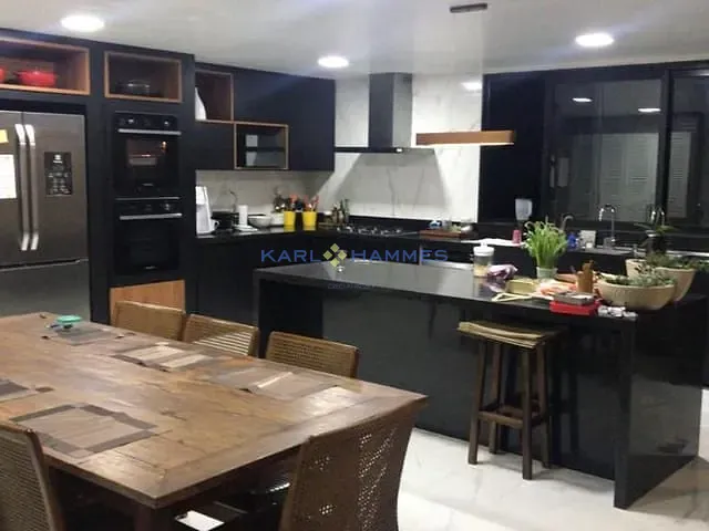 Casa com 1000m² 4 quartos e 5 banheiros, à venda, no bairro Castelanea em Petrópolis