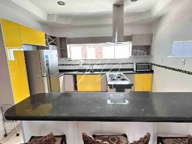 Casa com 480m² 5 quartos e 3 banheiros, à venda ou para alugar, no bairro Nossa Senhora da Vitória em Ilhéus