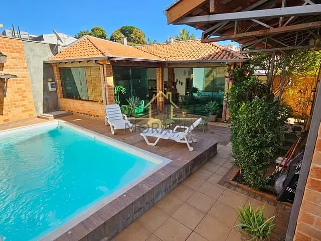 Casa com 371m² 7 quartos e 6 banheiros, à venda, no bairro Centro em Guaxupé