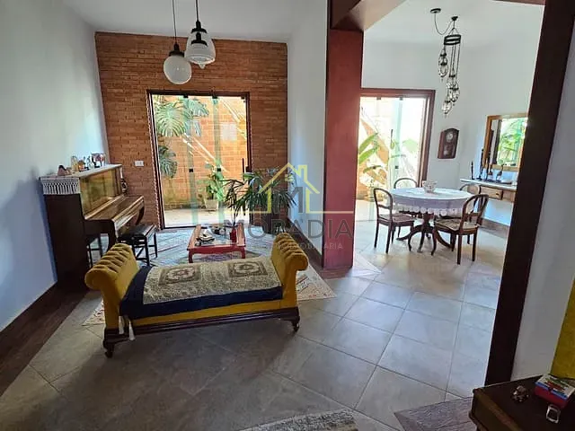 Casa com 371m² 7 quartos e 6 banheiros, à venda, no bairro Centro em Guaxupé