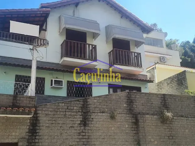 Casa com 1m² 3 quartos e 2 banheiros, à venda ou para alugar, no bairro Centro em Barra do Piraí