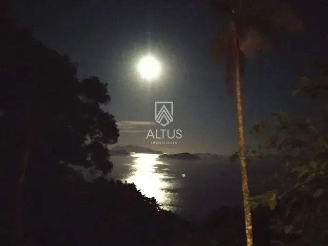 Casa 6 quartos e 8 banheiros, à venda, no bairro Ubatuba em Ubatuba