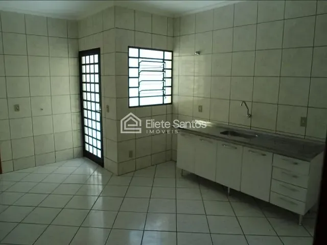 Casa com 297m² 5 quartos e 3 banheiros, à venda, no bairro Vila Santa Maria em Americana