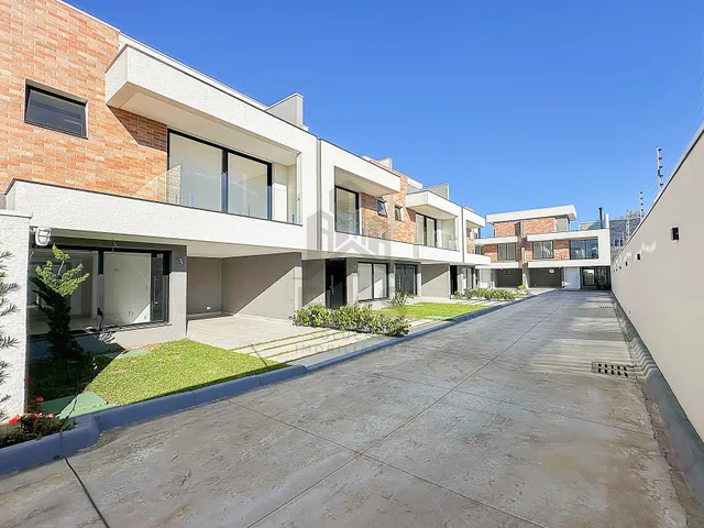 Casa 3 quartos e 3 banheiros, à venda, no bairro Santa Felicidade em Curitiba