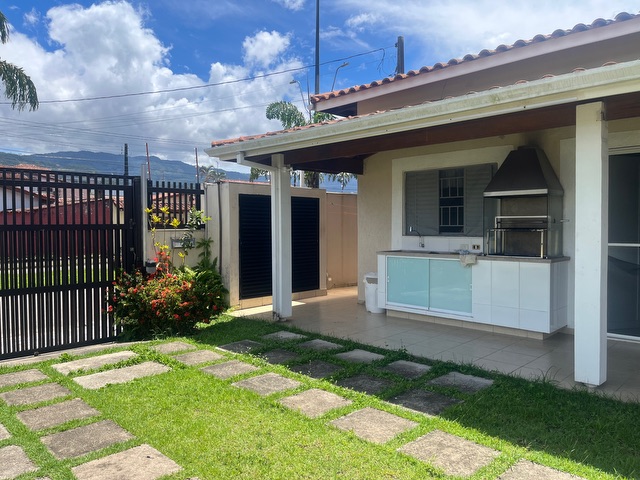 Foto do Casa - Charmosa casa para Venda , no coração do Indaiá, com 4 dormitórios todos com ar condicionado, em Caraguatatuba, litoral norte de SP | Innova Imobiliária