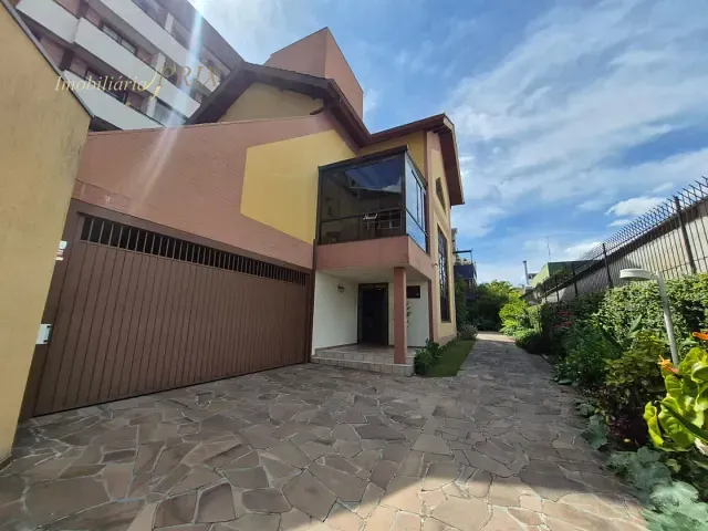 Casa com 330m² 5 quartos e 5 banheiros, à venda, no bairro Cristo Rei em Curitiba